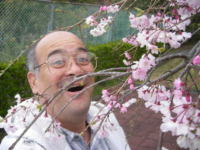 daiodani-saturday-english-class-excursion-hyuga-april-5-2008-howard-surprised.jpg